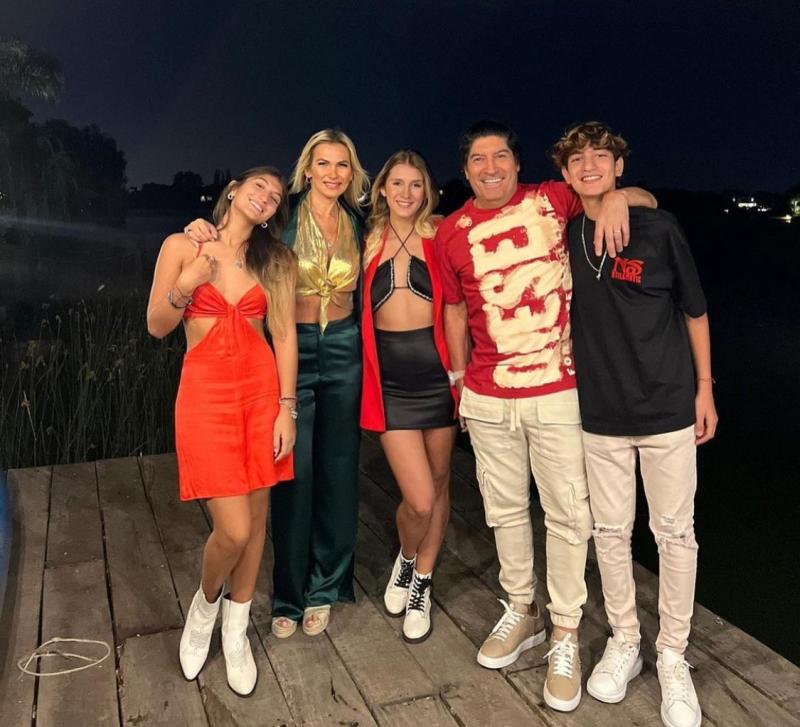 Iván Zamorano y María Alberó junto a sus tres hijos