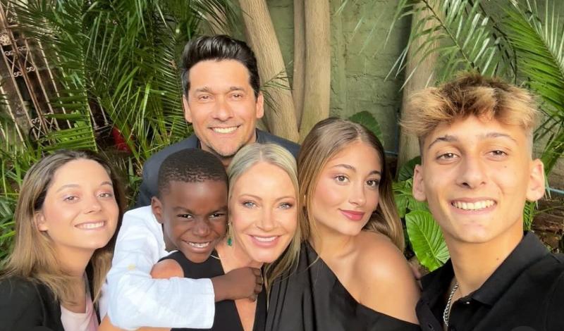 Marcela Vacarezza y Rafael Araneda reunidos con sus cuatro hijos