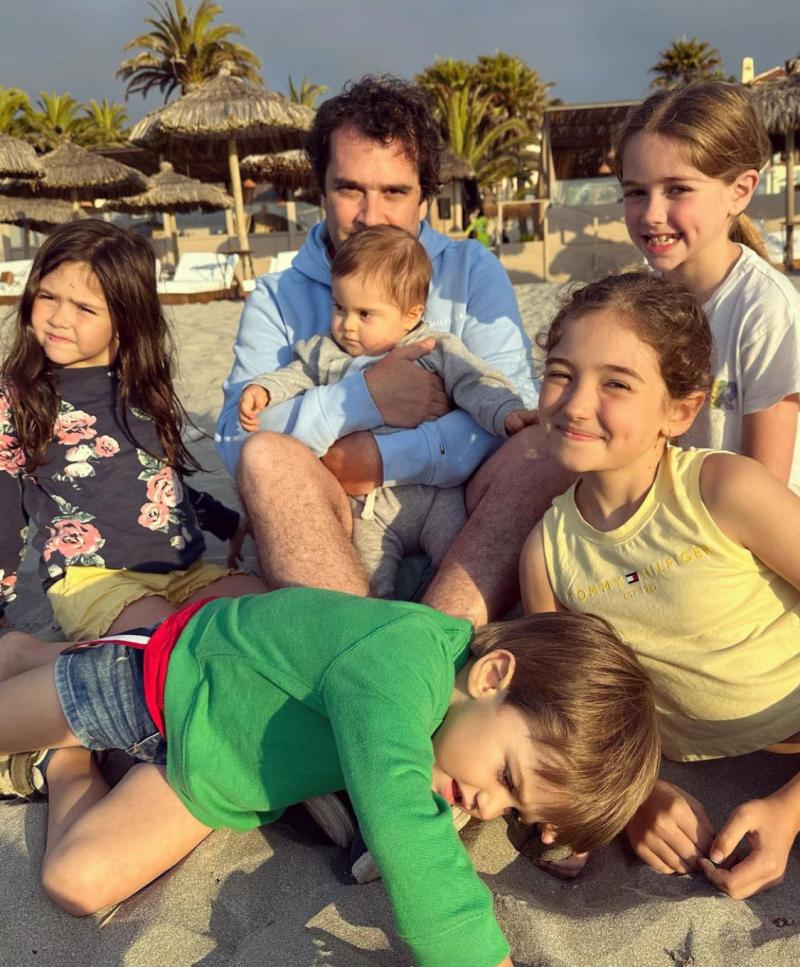 Ignacio Rivadeneira junto a sus cinco hijos con María Luisa Godoy