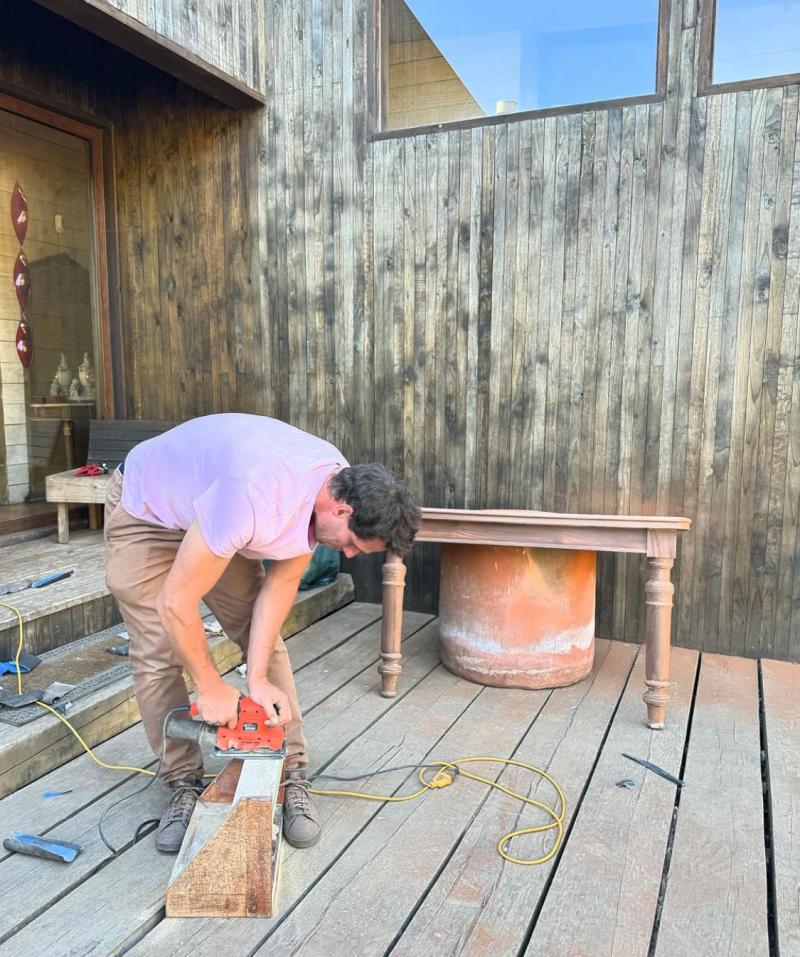 Gonzalo Valenzuela colaborando en la remodelación de su casa con Kika Silva
