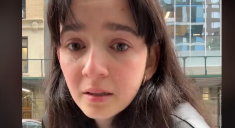 Joven llora por no conseguir trabajo