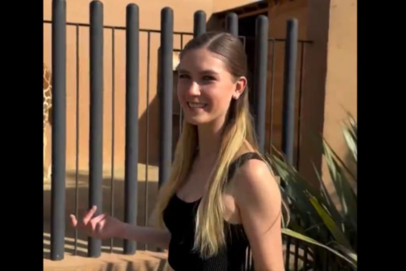 Nirvana Hank, la joven que tiene una jirafa como mascota