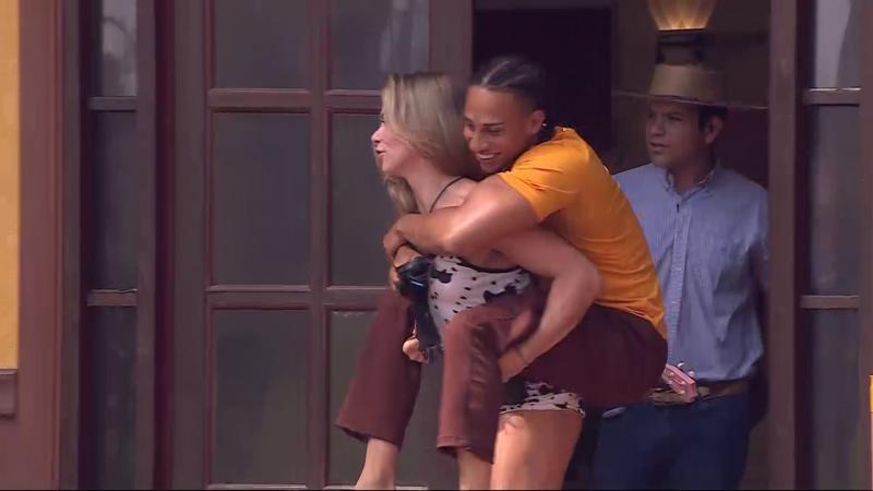 Gabrieli Moreira toma en brazos a Uriel