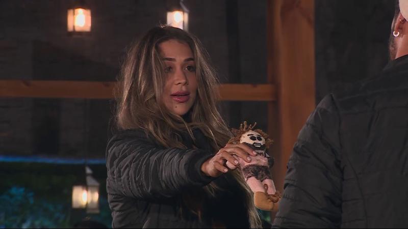 Chama le entrega el muñeco a Jhonatan