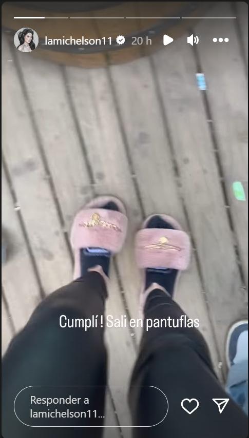 Ignacia Michelson sale de fiesta en pantuflas