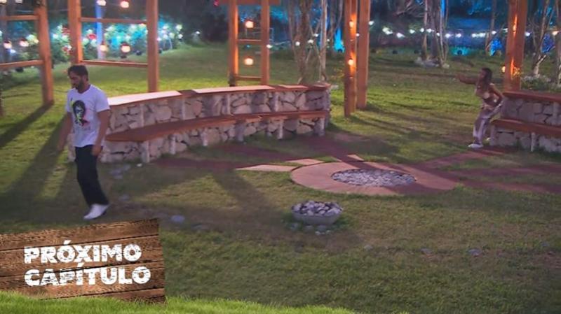 Shirley Arica le tira el micrófono de vuelta a Arturo Longton