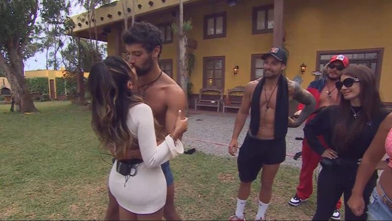 Shirley y Jhonatan se besan