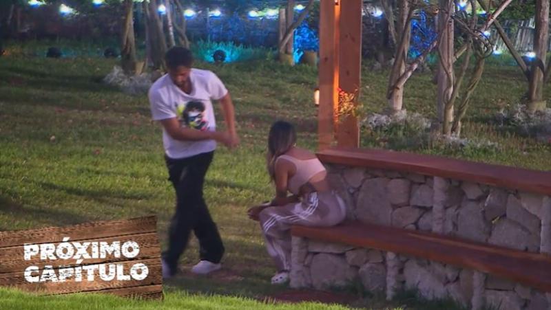 Arturo Longton se quita el micrófono y lo tira al suelo