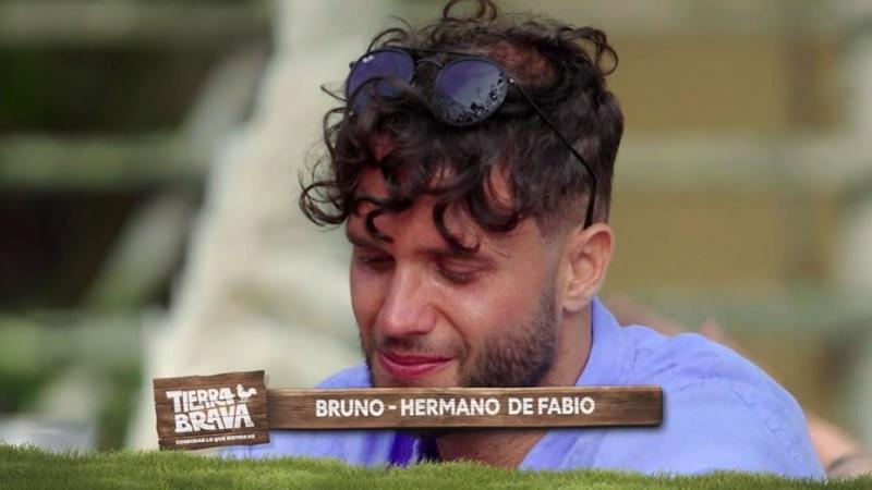 Fabio Agostini escucha mensaje de voz de su hermano