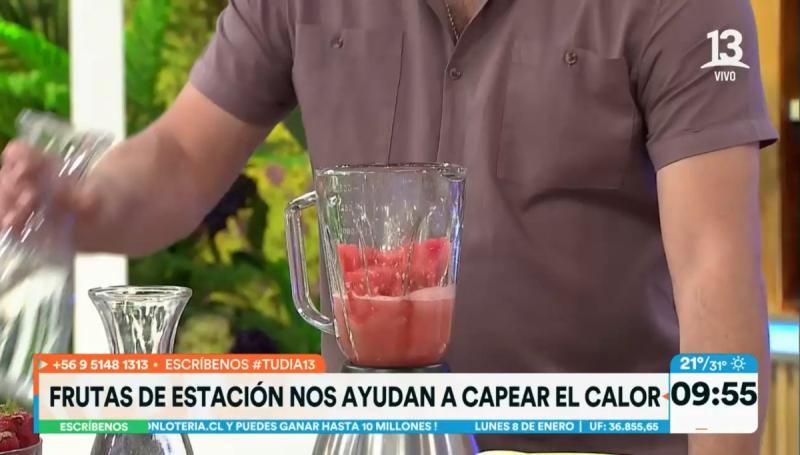 José Luis Repenning preparando jugo de frutas