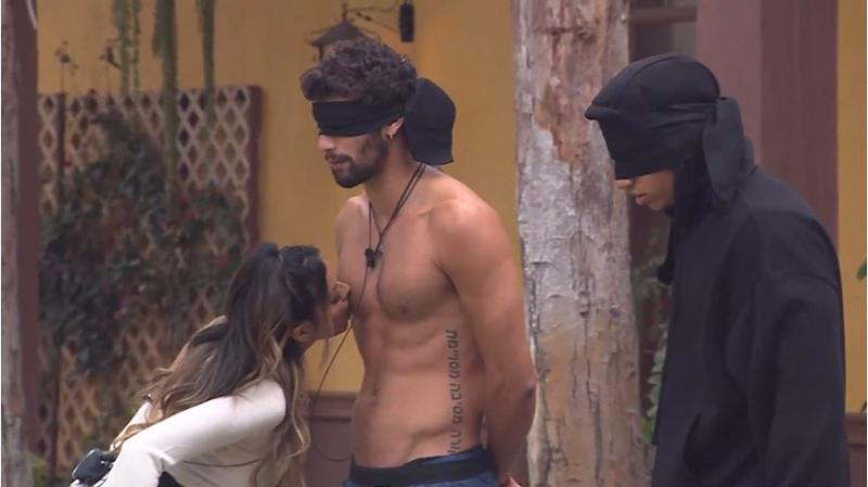 Shirley Arica le muerde el pezón a Jhonatan