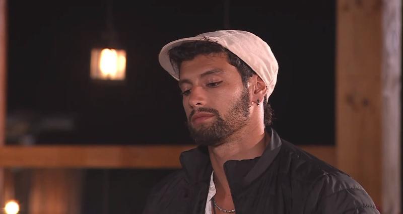 Jhonatan se enoja al ver el muñeco