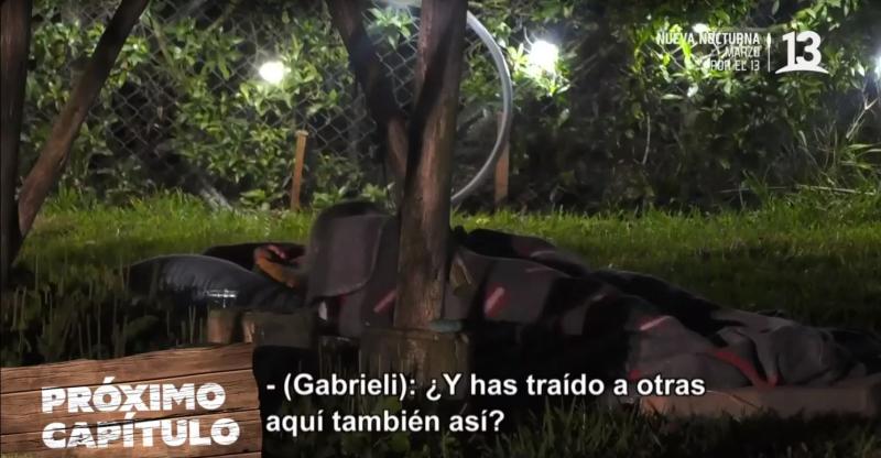 Gabrieli Moreira y Fabio Agostini discuten en el patio de Tierra Brava