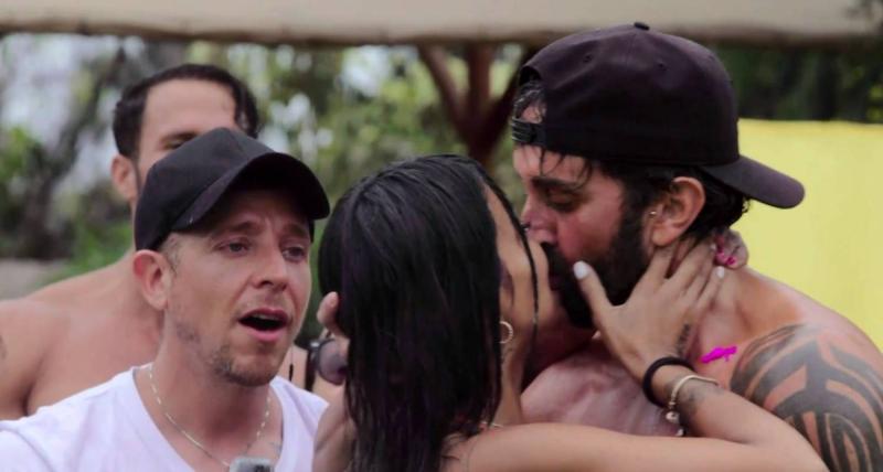 Shirley y Arturo Longton se besan