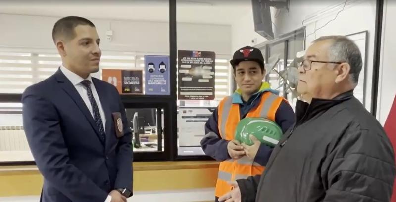 Recolector de basura devuelve $27 millones encontrados en un bolso