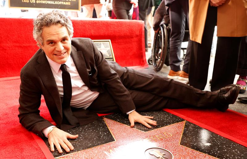 Mark Ruffalo en su estrella en el Paseo de la Fama - Créditos: AFP