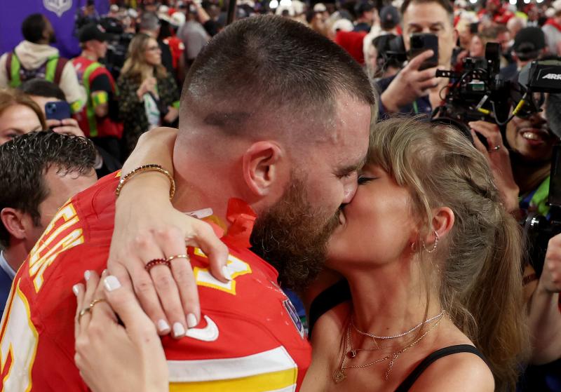 Taylor Swift junto a Travis Kelce en el Super Bowl - Créditos: AFP