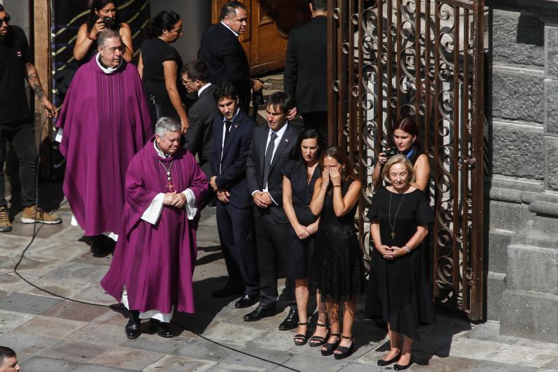Hijas de Sebastián Piñera junto a su madre en el funeral - Créditos: Agencia Uno