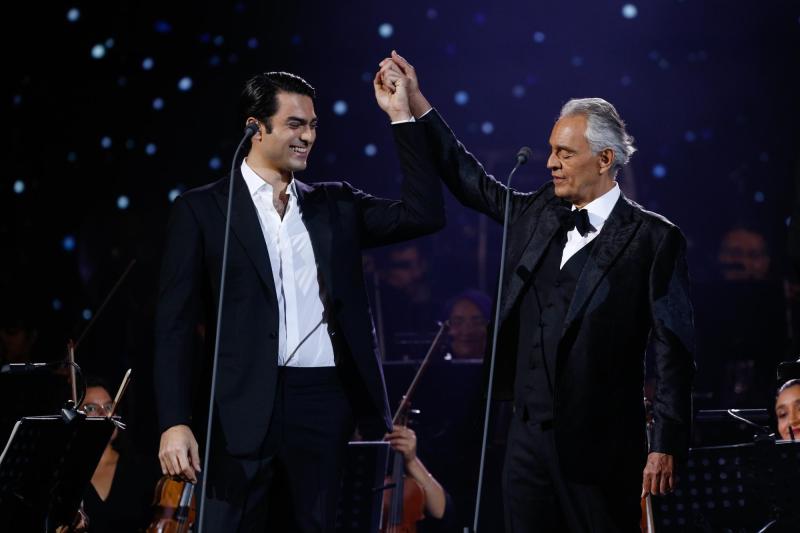 Matteo Bocelli junto a su padre en el Festival de Viña del Mar. (Agencia UNO)