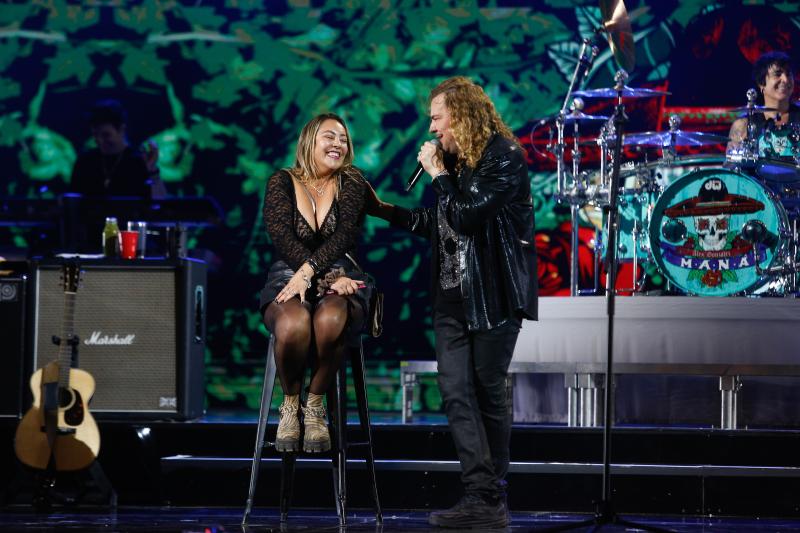 Fanática que subió Maná al escenario - Créditos: Agencia Uno