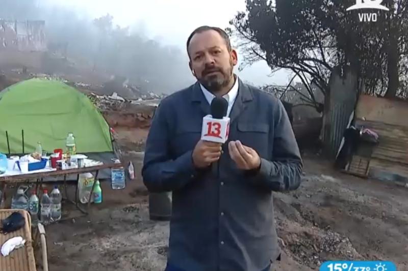 Alfonso Concha habla con mujer de Achupallas