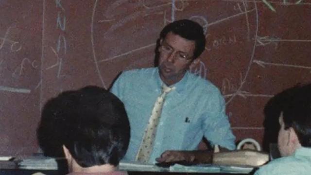 Richard E. Brooks en su sala de clases. Créditos: John Brooks