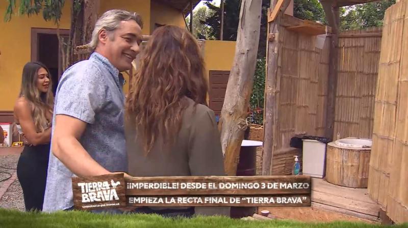 José Luis Reppening y Priscilla Vargas conoce el baño de afuera en Tierra Brava