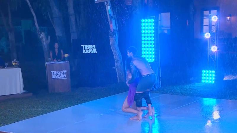 Luis Mateucci con los pantalones bajados por Chama en Tierra Brava