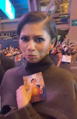 Zendaya con la estampita de Tom Holland - Créditos: Captura