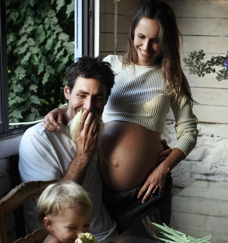 Juanita Ringeling junto a Matías Assler y su primer hijo. (Instagram)