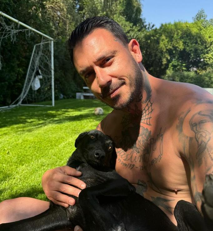 Mauricio Pinilla junto a Roma, la nueva integrante de su familia.
