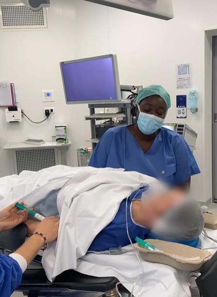 Doctora francesa le canta a sus pacientes - Créditos: Captura