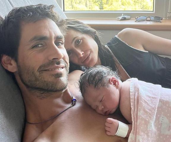 Juanita Ringeling y Matías Assler junto a su hija recién nacida.