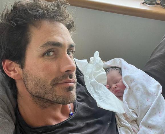 Matías Assler junto a su hija, Loica.