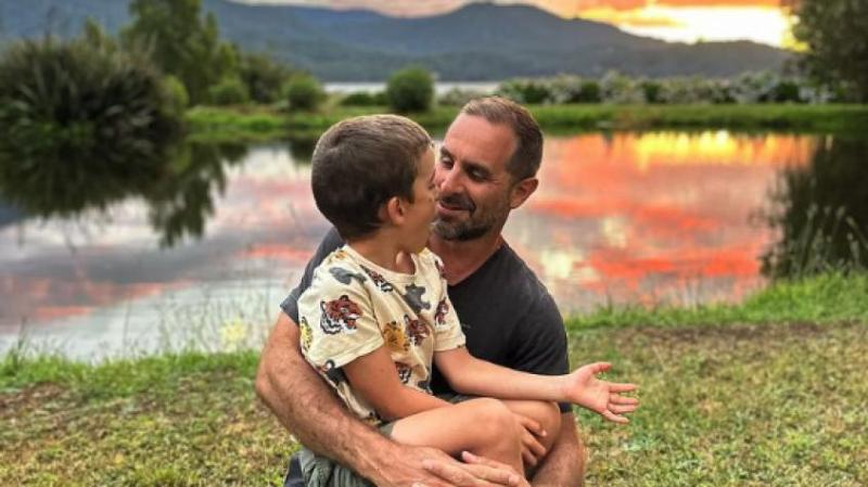Pedrito Milagros, hijo de Javiera Suárez, junto a su papá Cristián Arriagada