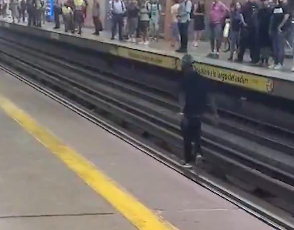 Ciudadano haitiano interrumpió el desplazamiento del Metro de Santiago - Créditos: Captura