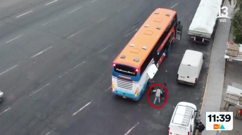 Hombre que llevaba explosivos en mochila de bus - Créditos: Captura Canal 13