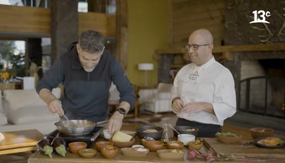 Felipe Braun junto a Hugo Cavieres preparando chupe de camarones - Créditos: Captura 13C