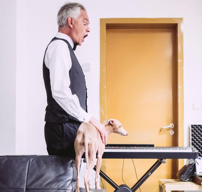 Andrea Bocelli estuvo acompañado por Ginebra en el Festival de Viña del Mar.