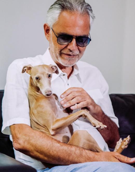 Andrea Bocelli junto a su perro guía, Ginebra.