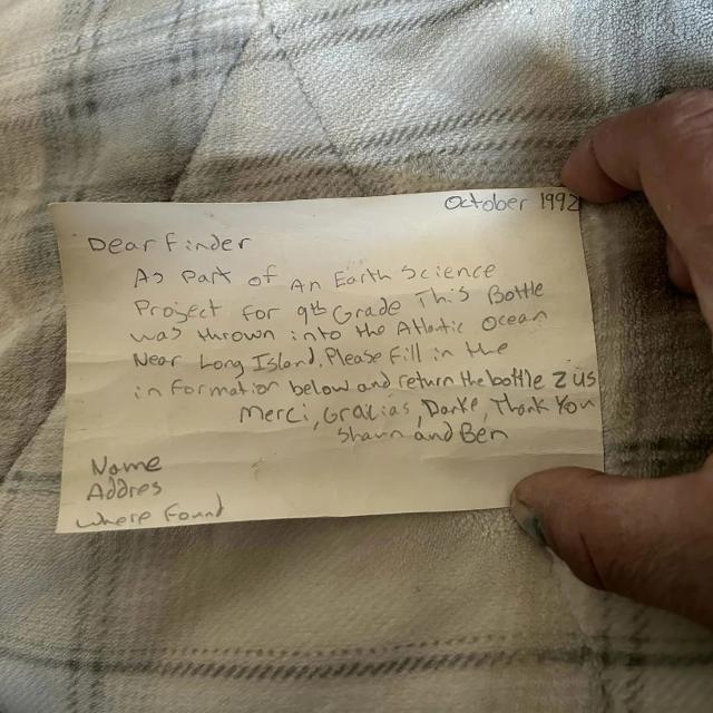 Carta encontrada dentro de la botella. Créditos: Adam Travis