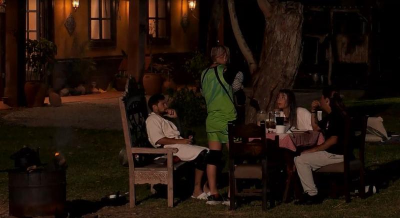 Chama le da un coaching a Junior Playboy