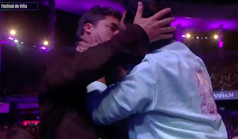 Jorge Zabaleta y Pedro Ruminot se besan en la Quinta Vergara