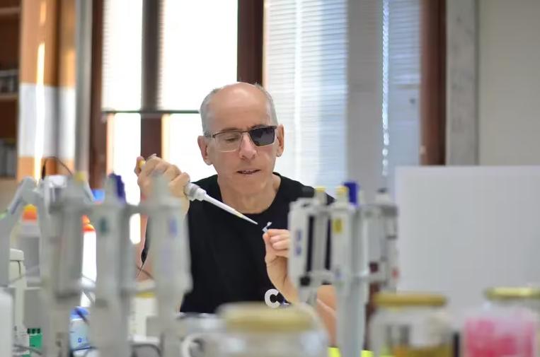 Dr. Felipe Barros, en el laboratorio de CECS Valdivia