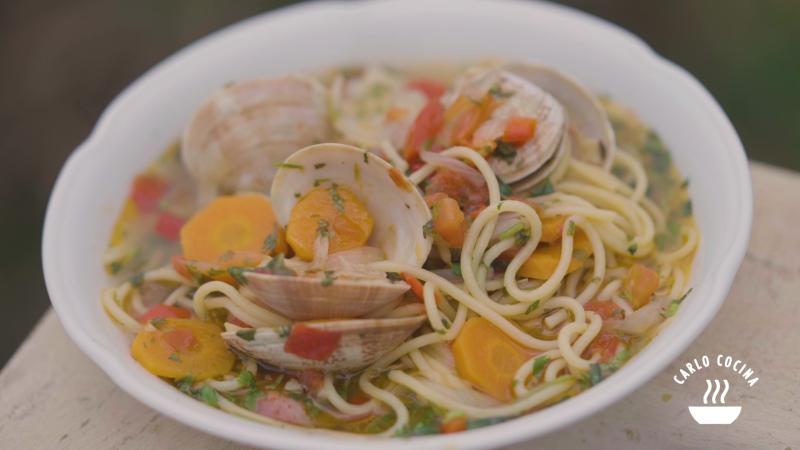 Spaghetti al brodo con almejas