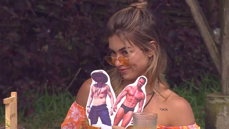 Gabrieli Moreira con figuras de Fabio Agostini y Junior Playboy