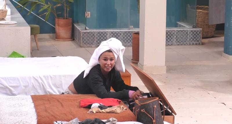 Guarén roba comida del baúl de Daniela Aránguiz