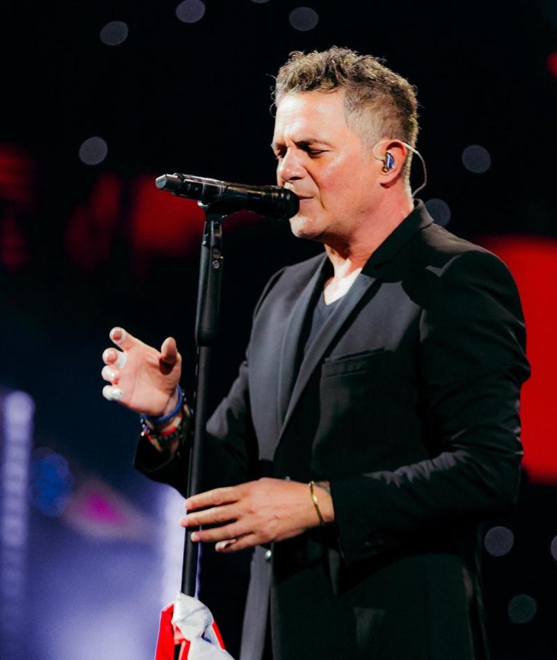 El motivo de Alejandro Sanz para cantar con sus dedos vendados