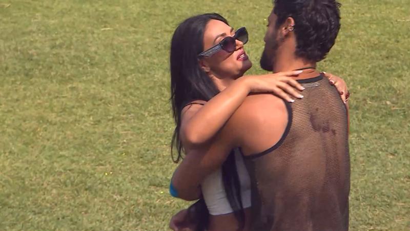 Jhonatan Mujica trata de besar a Pamela Díaz