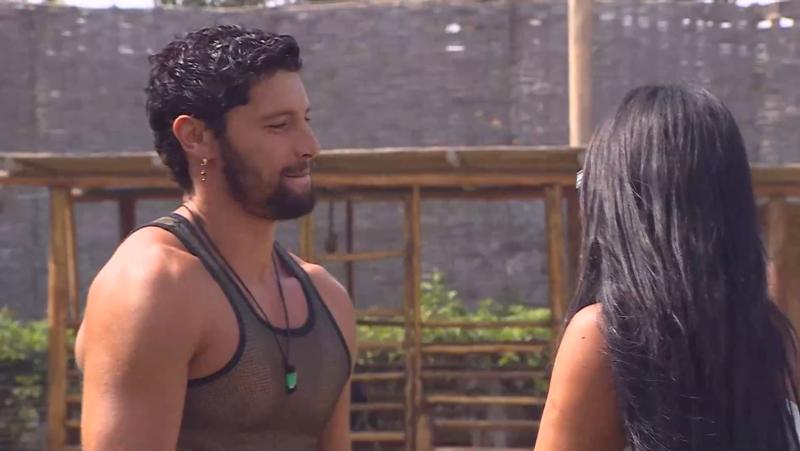 Jhonatan Mujica mira a Pamela Díaz después de rechazarle un beso en Tierra Brava